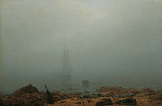 Meeresstrand im Nebel